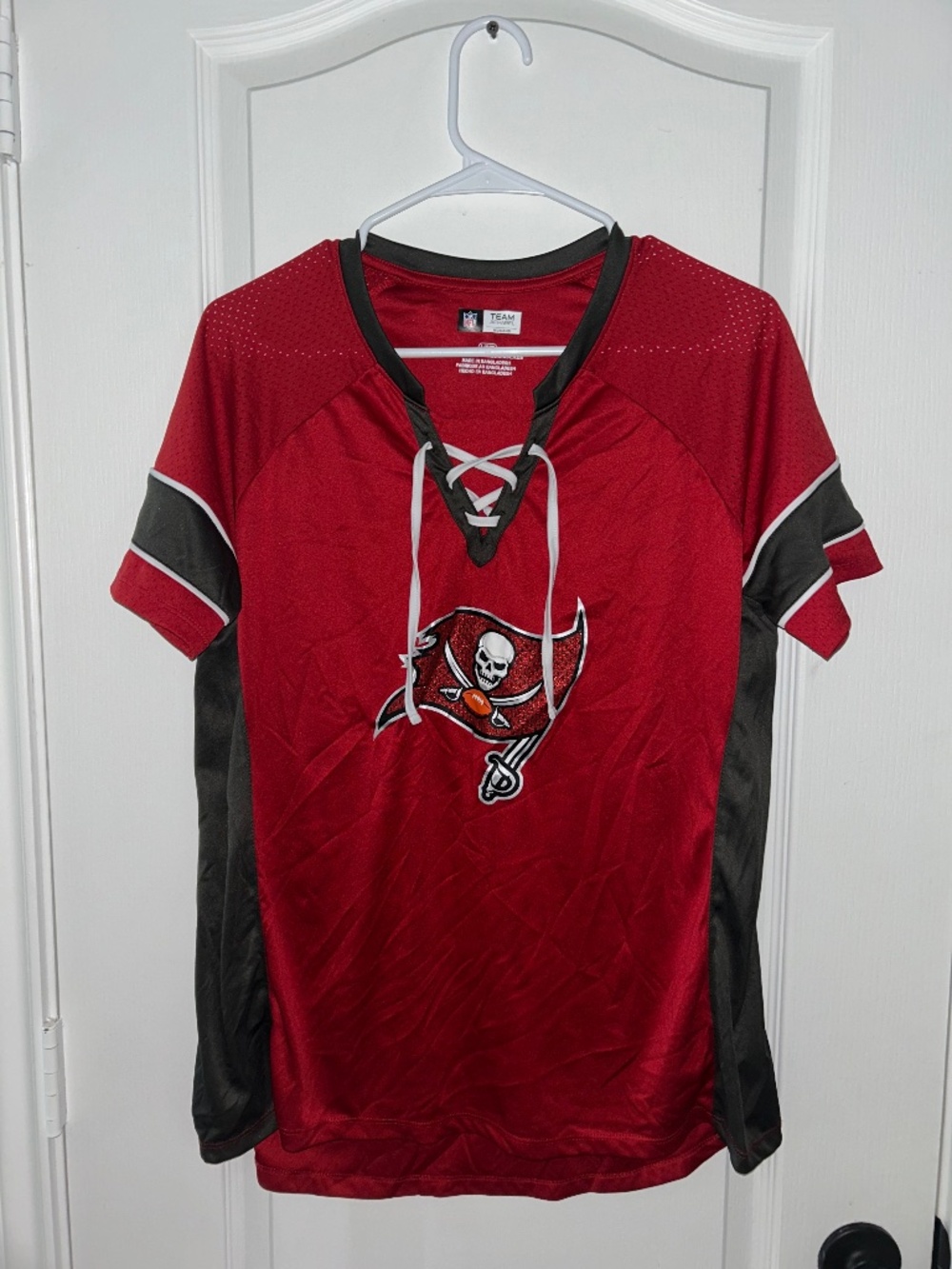 NFL Team Apparel Tampa Bay Buccaneers Women’s Lace-Up Game Day Top Size Large